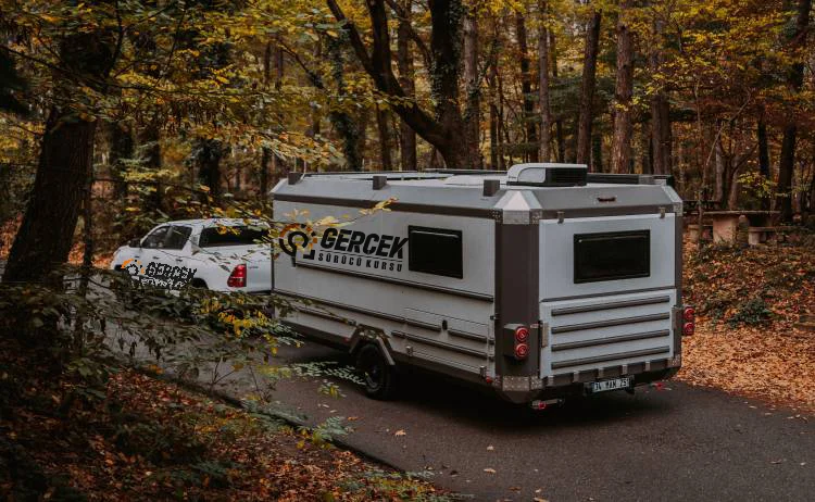İstanbul Karavan Ehliyeti (BE Sınıfı) Mega Rehberi: 39 İlçede Yolların Hakimi Olun!